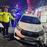 Diduga Mengantuk, Pengendara Mobil di Malang Tabrak Gerobak Nasgor