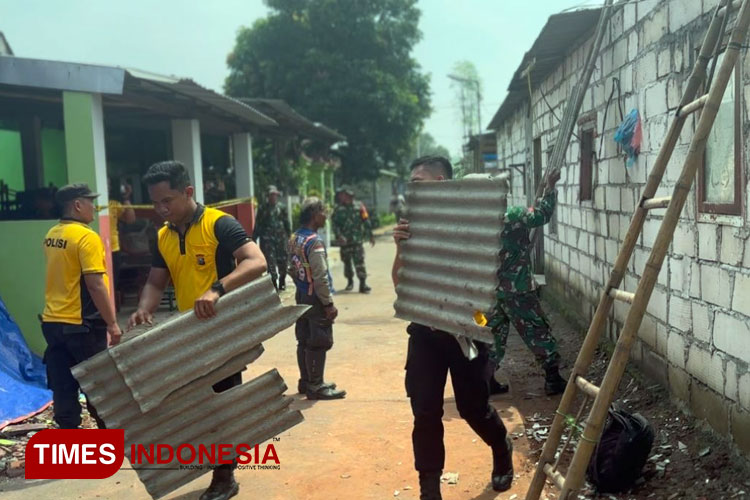 TNI Polri Bahu Membahu Perbaiki Rumah Terdampak Ledakan di Mojokerto