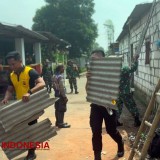 TNI Polri Bahu Membahu Perbaiki Rumah Terdampak Ledakan di Mojokerto