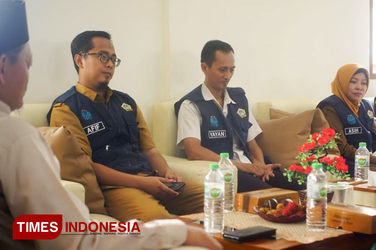 Tim DLH Gresik saat monitoring di Mts Refah Islami Kabupaten Gresik (Foto: Akmal/TIMES Indonesia).