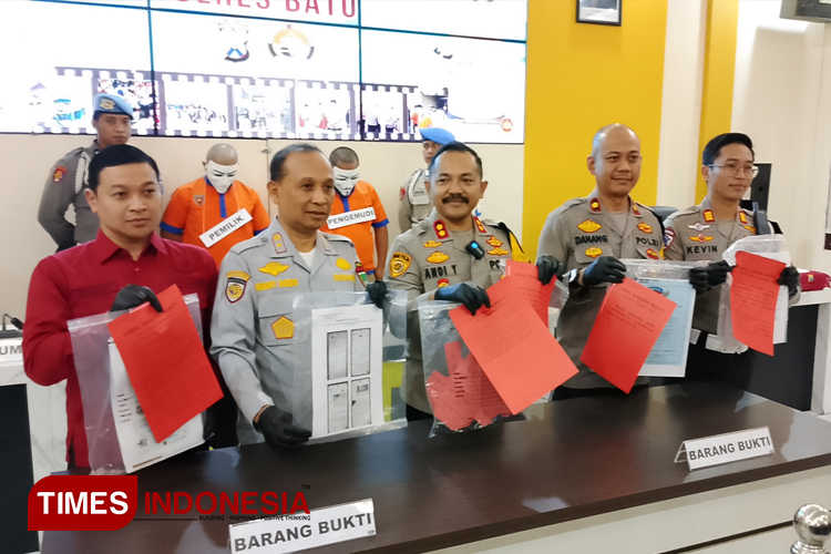 Kapolres Batu, AKBP Andi Yudha Pranata menunjukkan barang bukti yang diamankan. (Muhammad Dhani Rahman/TIMES Indonesia)