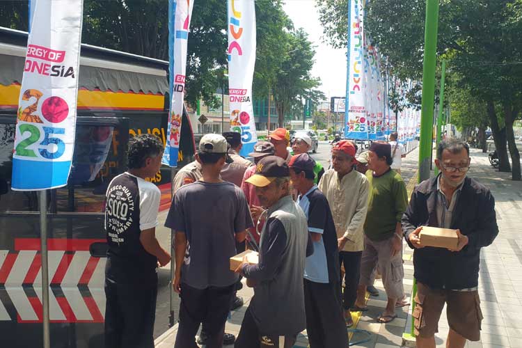 Polresta Banyuwangi Tebar Kebaikan di Jumat Berkah Dengan Bagikan Nasi Kotak