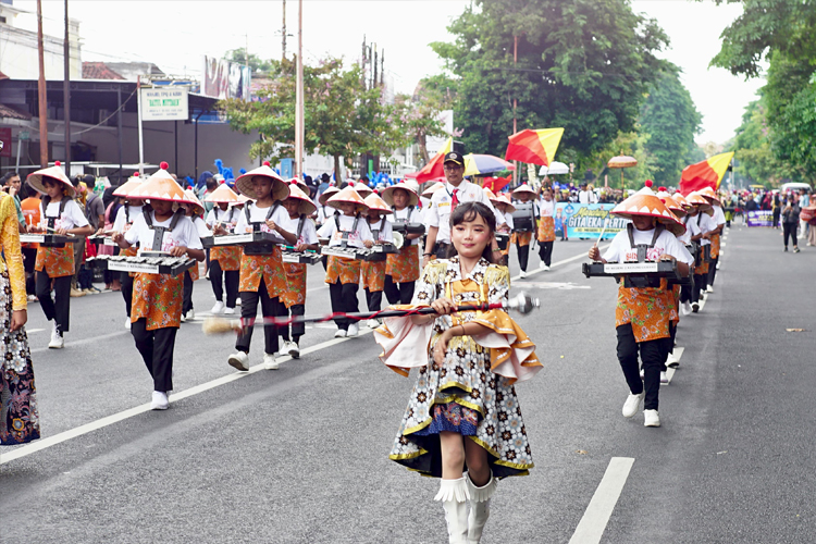 Tampil Memukau, Puluhan Tim Drumband Bersaing di Kejuaraan Banyuwangi 2025