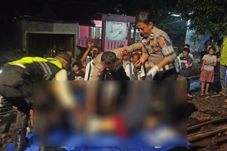 Sejumlah petugas dari TNI Polri bersama masyarakat saat mengevakusi korban di Kampung Cibeurih, Indihiang, Tasikmalaya, Jumaah (17/1/2025) (FOTO: Istimewa)