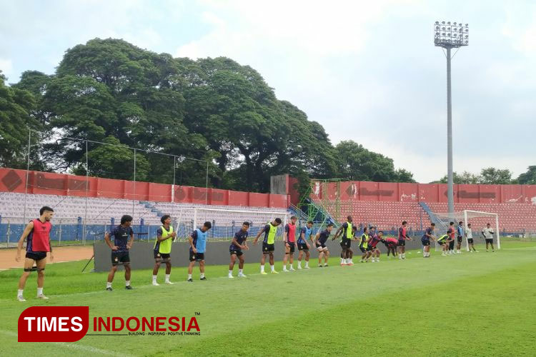 Skuad Persik Kediri saat berlatih di Stadion Brawijaya, Kota Kediri. (Foto: Yobby/TIMES Indonesia)