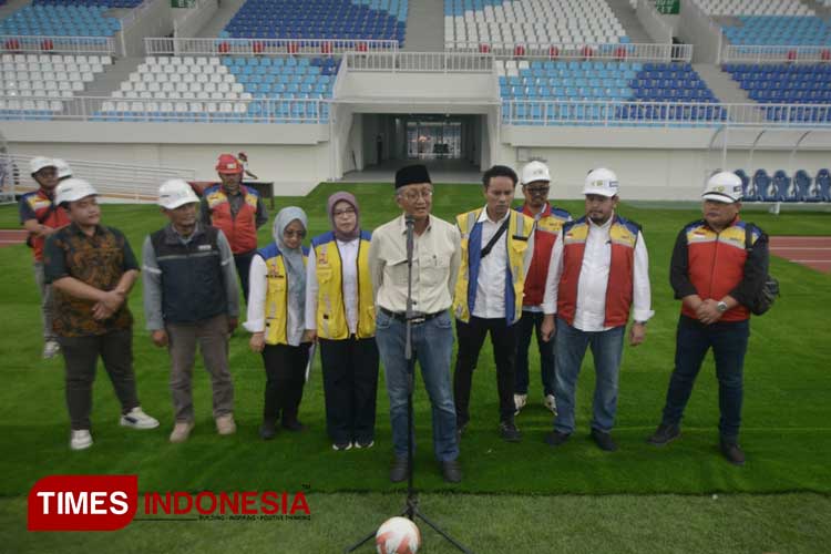Menteri PUPR Dody Hanggodo (berkopiah)saat melakukan wawancara dengan media usai peninjauan Stadion Kanjuruhan, Sabtu (18/1/2025).(FOTO: Adhitya Hendra/TIMES Indonesia)