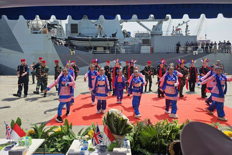Tari Ondel Ondel, ditarikan bersama Penari Penjaga Negeri, TNI AL & Angkatan Laut Inggris. (FOTO: ist)
