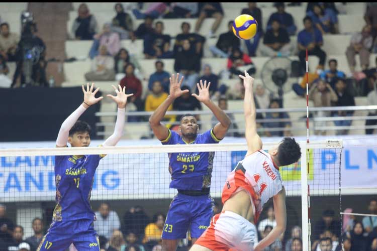 Pemain Bhayangkara Presisi Saber Kazemi (putih) melancarkan smash ke area Samator dalam laga PLN Mobile Proliga 2025 di GOR Ken Arok Malang (Foto: Tria Adha/TIMES Indonesia)