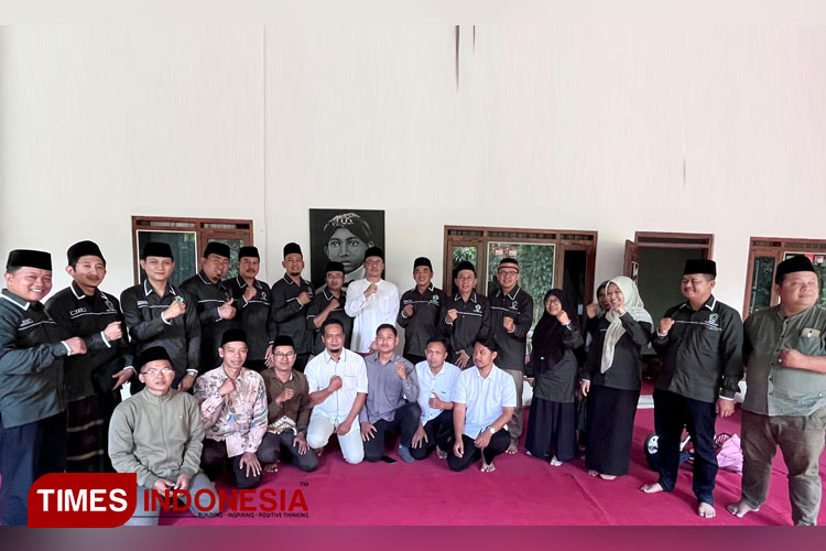 Para peserta silaturahmi, berfoto bersama Grengseng Pamuji (tengah, berbaju putih, baris belakang) Bupati Magelang terpilih. (FOTO: Hermanto/ TIMES Indonesia)