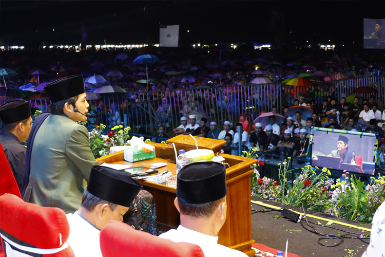 Ribuan Jamaah dari Berbagai Daerah Padati Pengajian Gus Iqdam di Banyuwangi