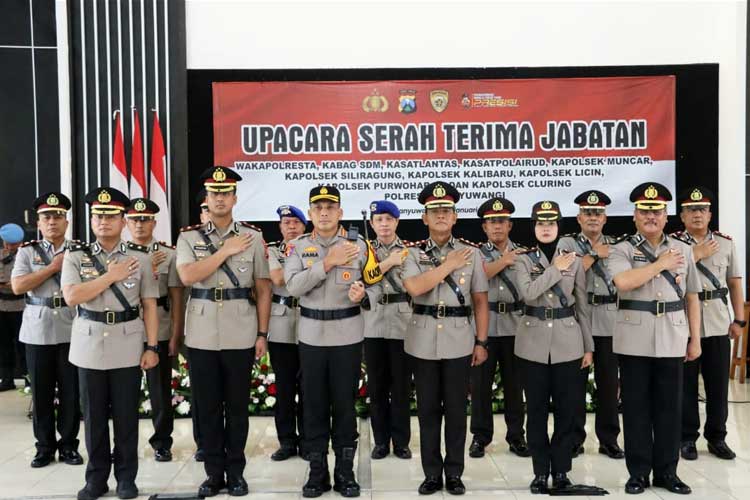 Foto bersama setalah serah terima jabatan di lingkungan Polresta Banyuwangi. (Foto: Polresta Banyuwangi For TIMES Indonesia)