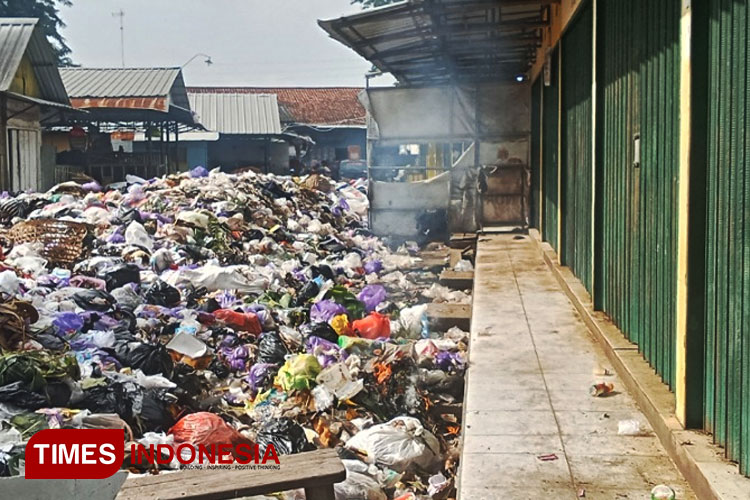 Puluhan Kios Pedagang Pasar Comal Tutup Akibat Tumpukan Sampah