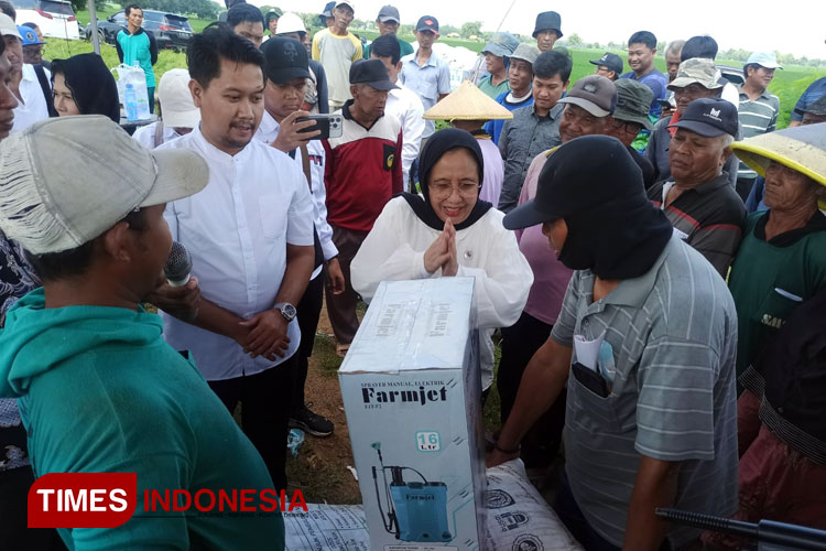 Dorong Ketahanan Pangan Nasional, Yayasan GSN Salurkan Bantuan Pupuk bagi Petani Majalengka