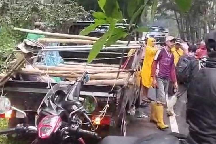 Tampak suasan kecelakaan pikap di Bondowoso yang mengangkut pekerja pabrik (FOTO: Moh Bahri/Tangkapan layar video)
