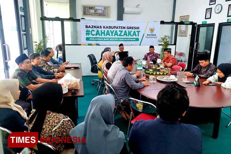 Kegiatan doa bersama dan potong tumpeng dalam rangka HUT Baznas ke-24. (Foto: Akmal/TIMES Indonesia)