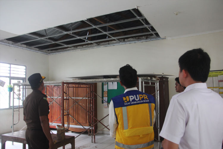 Kajati NTT Zet Tadung Allo saat meninjau beberapa SD yang roboh plafonnya. (FOTO: Kasi Penkum Kejati NTT)