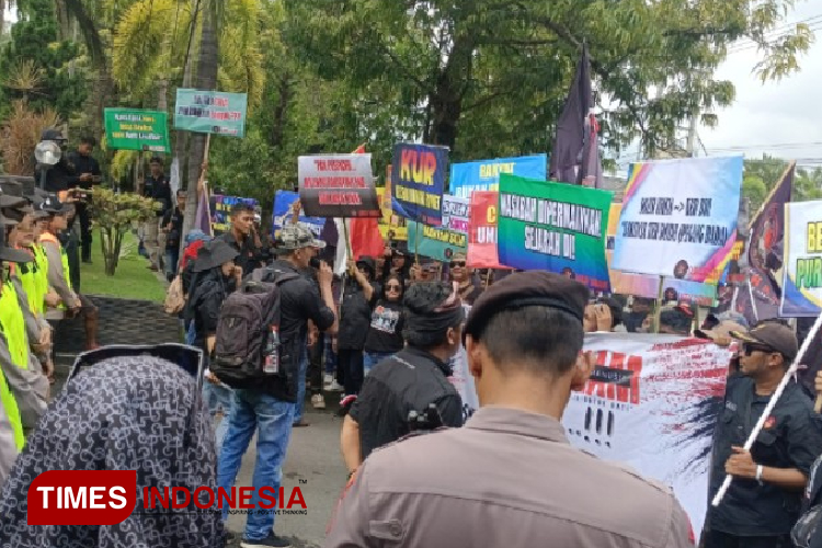 BRI Cabang Bondowoso Didemo Seratusan Warga, Diduga Permainkan Dana KUR