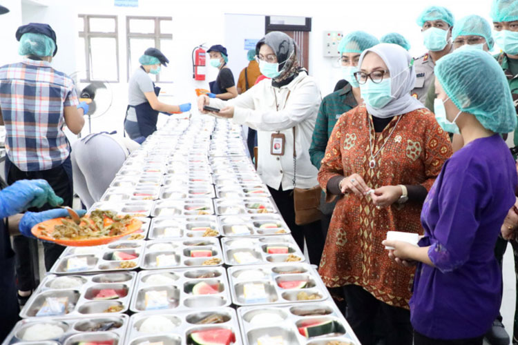 Menteri PPPA, Arifah Fauzi meninjau dapur Makan Bergizi Gratis (MBG) di Satuan Pelayanan Pemenuhan Gizi (SPPG) Karangasem, pada Jumat (17/1/2025). (Foto: KemenPPPA RI)