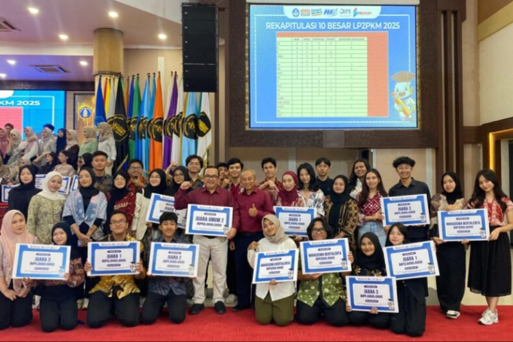 Para mahasiswa FH UB bersama dosen yang berhasil meraih juara dalam LP2PKM 2025. (Istimewa)