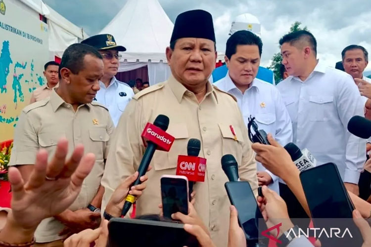 Presiden Prabowo Subianto (tengah) menjawab pertanyaan wartawan selepas acara peresmian PLTA Jatigede di Kabupaten Sumedang, Jawa Barat, Senin (20/1/2025). (Foto: ANTARA)