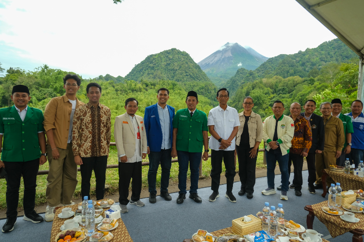 Sultan HB X Bersama Pemuda Lintas Agama Tanam Fondasi Hijau di Lereng Merapi