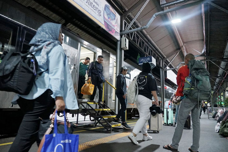 Penumpang saat berada di Stasiun Semarang Tawang. (Foto: KAI Daop Semarang)