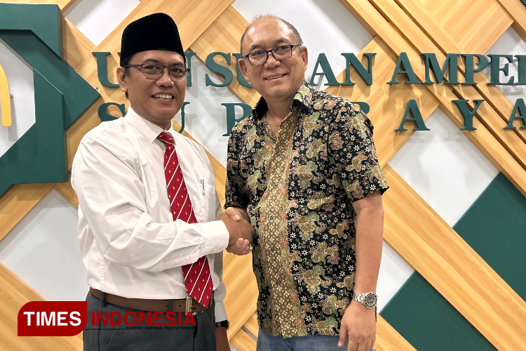 (kiri-kanan) Dekan Fakultas Tarbiyah dan Keguruan UIN Sunan Ampel Surabaya Prof Dr H Muhammad Thohir, S.Ag.M.Pd bersama Founder Yayasan d'Topeng Kingdom, Reno Halsamer, Senin (20/1/2025). (Foto : Lely Yuana/TIMES Indonesia)