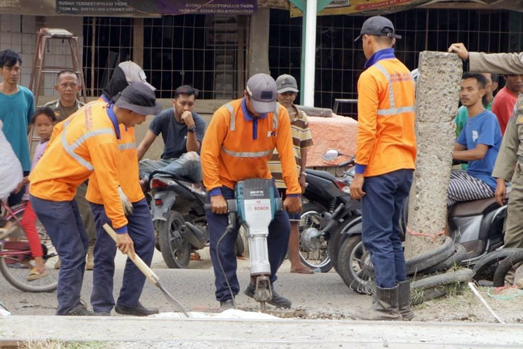 Sejumlah pekerja PT. KAI saat melakukan pembongkaran perlintasan liar di wilayah Daop 2 Bandung, Senin (20/1/2025) (FOTO: Dok. Humas Daop 2 Bandung)