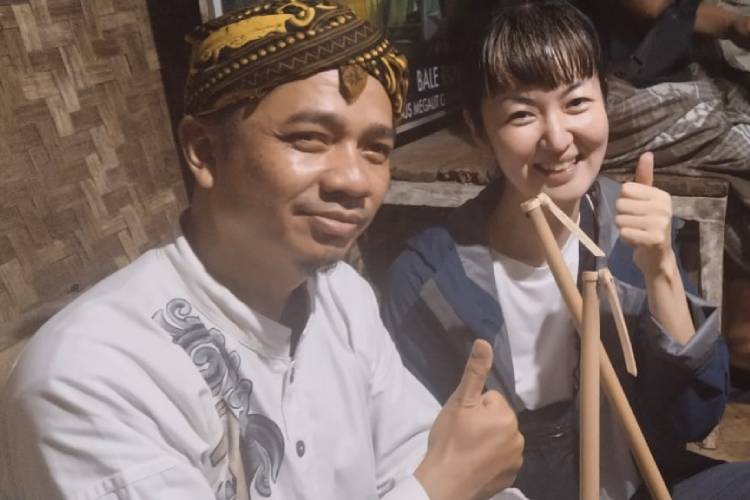 Kala Seniman Cianjur Latih Warga Jepang Belajar Suling Sunda dan Mamaos