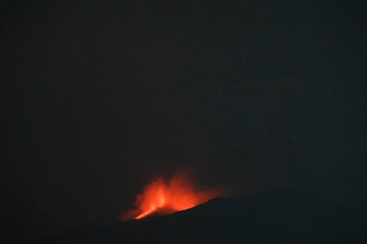 Gunung Ibu Kembali Erupsi, Laja Pijar Setinggi 200 Meter