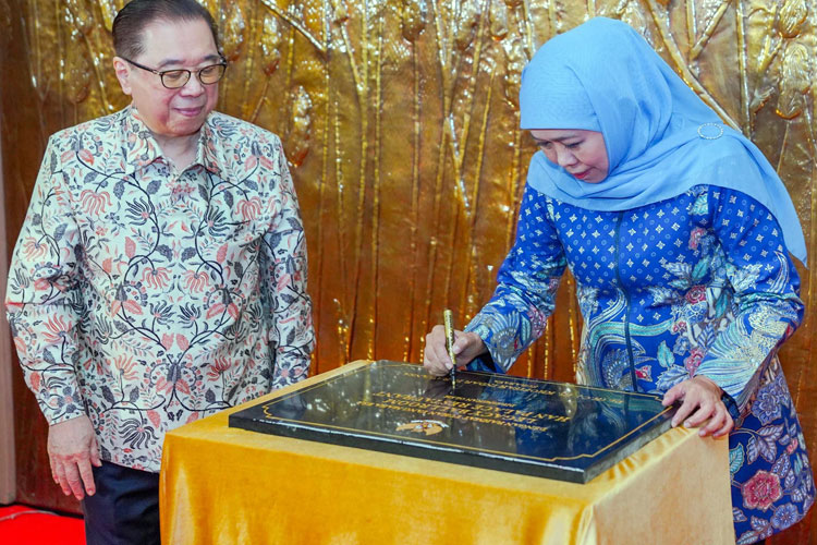 Resmikan Legacy Ballroom, Khofifah Dorong Pelaku Ekonomi di Jatim Berinvestasi di Sektor MICE