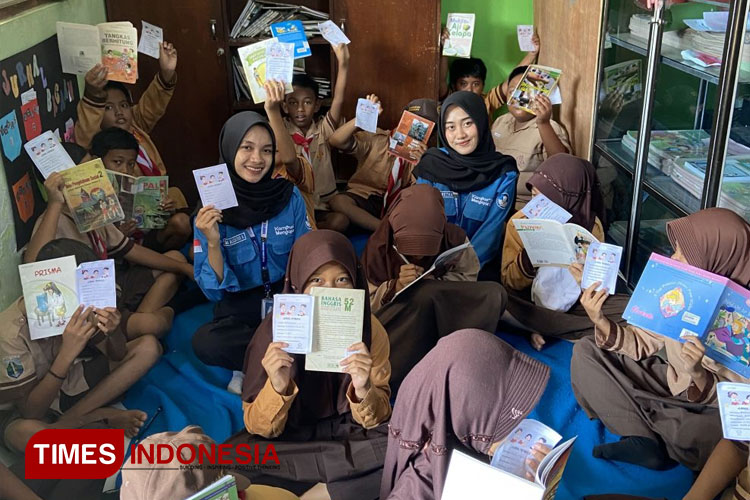 Mahasiswa Kampus Mengajar angkatan 8 Unisma Malang meningkatkan literasi siswa dengan “Pojok Baca” di SDN Mojokembang Kabupaten Mojokerto. (FOTO: AJP TIMES Indonesia)