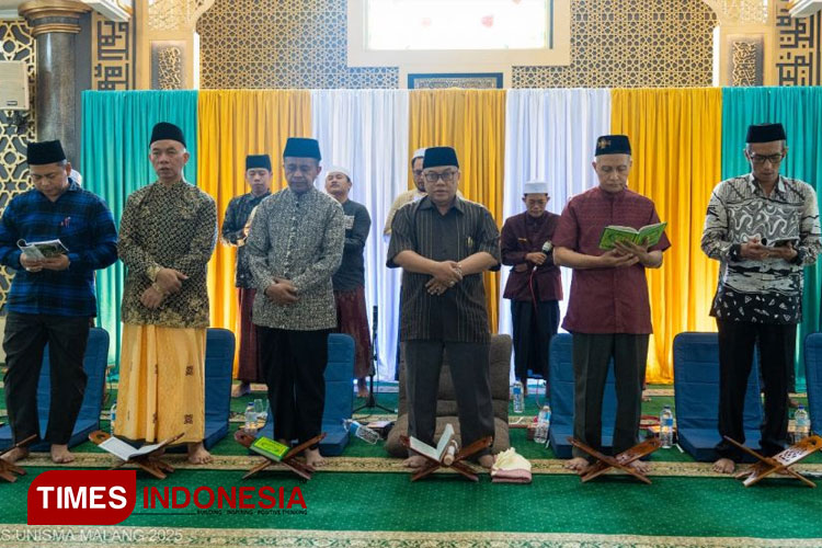 Kegiatan pembacaan Sholawat Diba’ di Masjid Ainul Yaqin Unisma Malang. (FOTO: AJP TIMES Indonesia)
