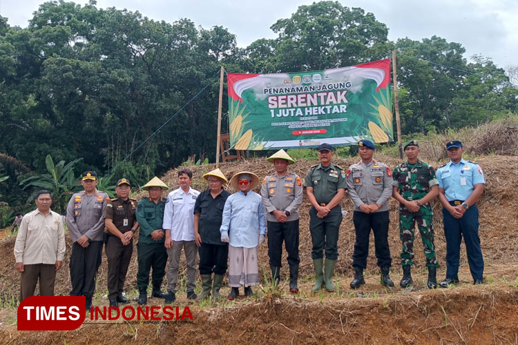 TNI-Polri-bersama-warga-menanam-pohon-jagung-2.jpg