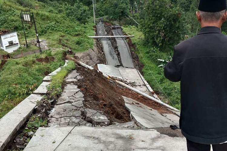 Ratusan Meter Jalan di Pemalang Amblas Terbelah akibat Tanah Longsor