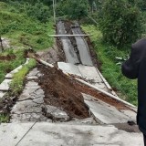 Ratusan Meter Jalan di Pemalang Amblas Terbelah akibat Tanah Longsor