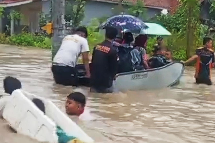 menggunakan-perahu-dan-sebagian-anak---anak-bermain-2.jpg