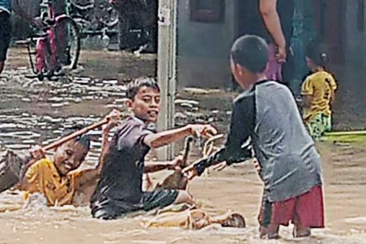 menggunakan-perahu-dan-sebagian-anak---anak-bermain-3.jpg