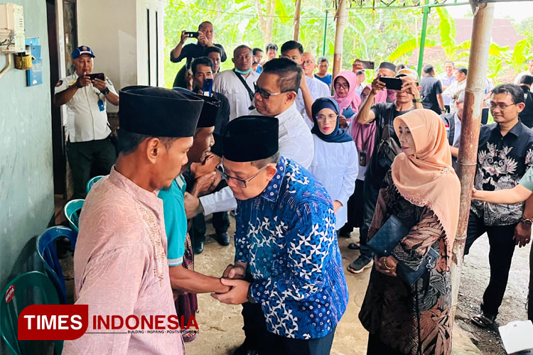 Pj Gubernur Jatim Takziah ke Rumah Duka Warga Magetan Korban Tanah Longsor Bali