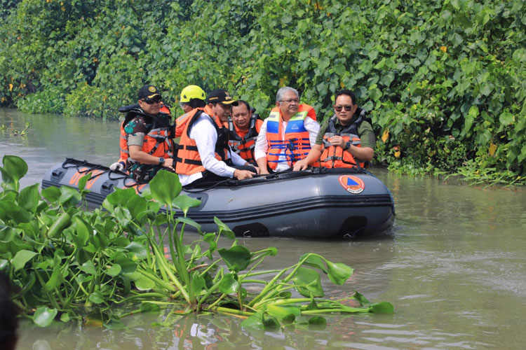 Susur Sungai Kedungpeluk, Pj Gubernur Adhy Pimpin Pembersihan Eceng Gondok