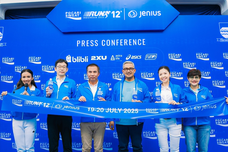 Pj. Gubernur Jabar, Bey Machmudin bersama Wali Kota Bandung terpilih, Muhammad Farhan berfoto bersama Puspita Winawati, Marketing Director PT Amerta Indah Otsuka dan lainnya.