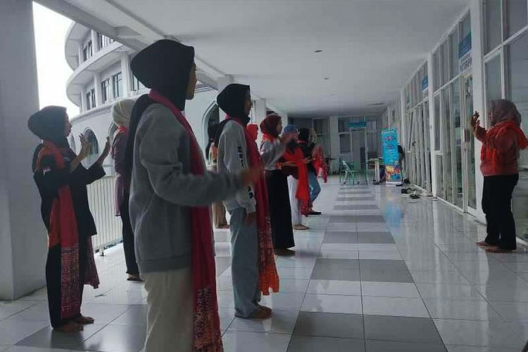 UKM Seni Tari “Melati Sekar Langit” Unisma Malang melakukan latihan tari kreasi Cipta Tari