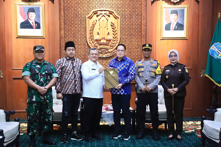 Pj Gubernur Jatim Serahkan SK Perpanjangan Pj Bupati Sampang