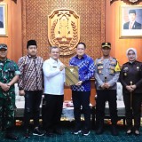 Pj Gubernur Jatim Serahkan SK Perpanjangan Pj Bupati Sampang