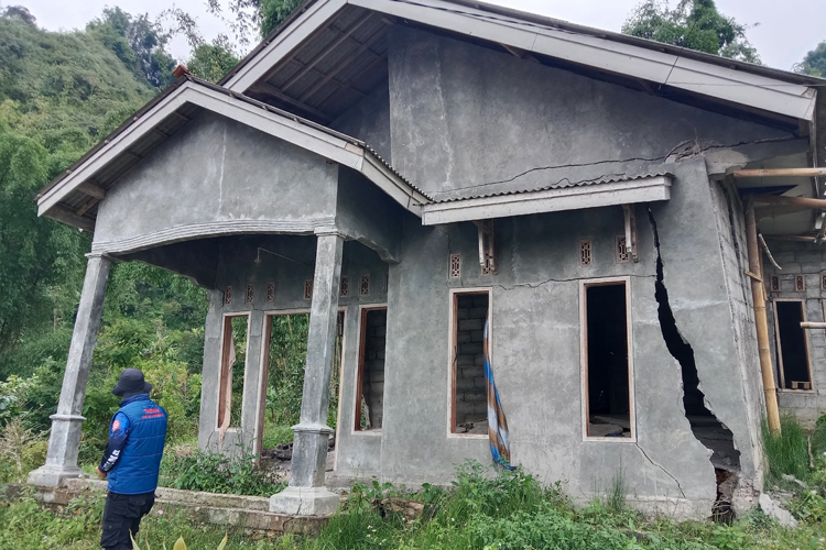 Rumah-Rusak-2.jpg