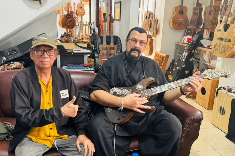 Aktor Hollywood Steven Seagel Beli Gitar Berukir Naga Karya Seniman Bali Wayan Tuges