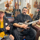 Aktor Hollywood Steven Seagel Beli Gitar Berukir Naga Karya Seniman Bali Wayan Tuges