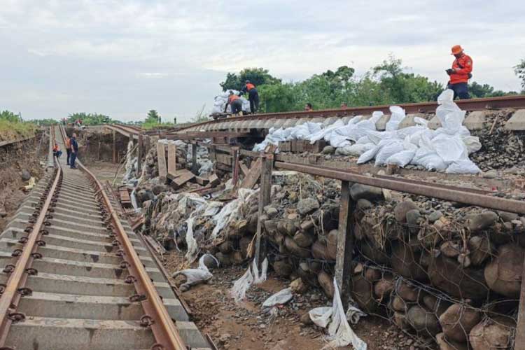 Petugas KAI Daop Semarang melakukan perbaikan jalur rel di perlintasan antara Stasiun Gubug dan Stasiun Karangjati yang tergerus banjir di wilayah Kabupaten Grobogan, Rabu (22/1/2025). (FOTO: ANTARA/HO-KAI Daop Semarang)