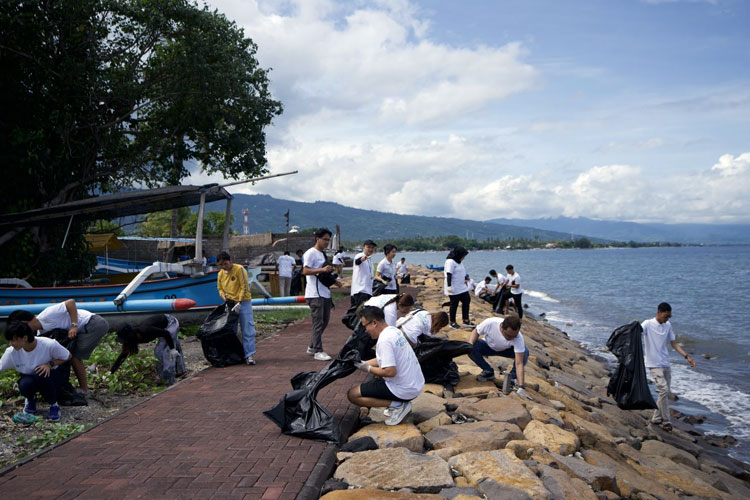 Aksi nyata TRM Hospitality dengan membersihkan pantai Lovina dari sampah untuk menjaga kebersihan dan kelestarian lingkungan pesisir. (Foto: Dok TRM Hospitality)