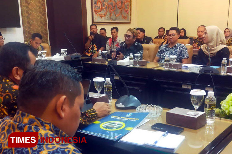 Audiensi dengan BKD dan Dispendik Jatim, Guru Honorer di Mojokerto Sampaikan Tuntutan